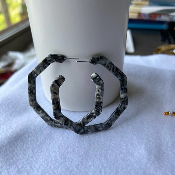 Octagon Resin Hoop Earrings Black & Gray Lightweight NWT - Picture 2 of 5
